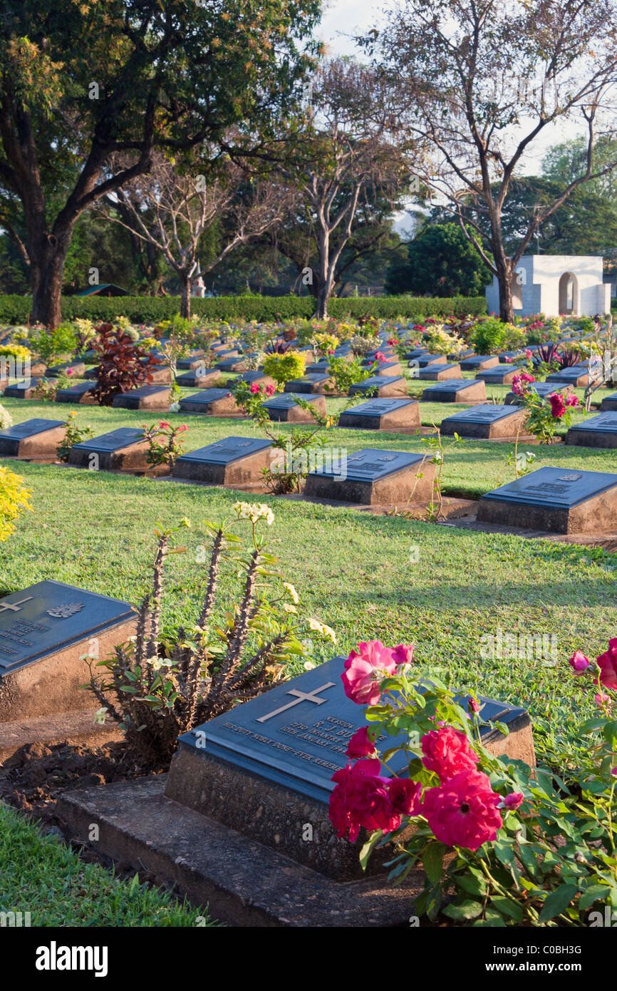 Tombe a Allied Cimitero di Guerra, Kanchanaburi Thailandia Foto Stock