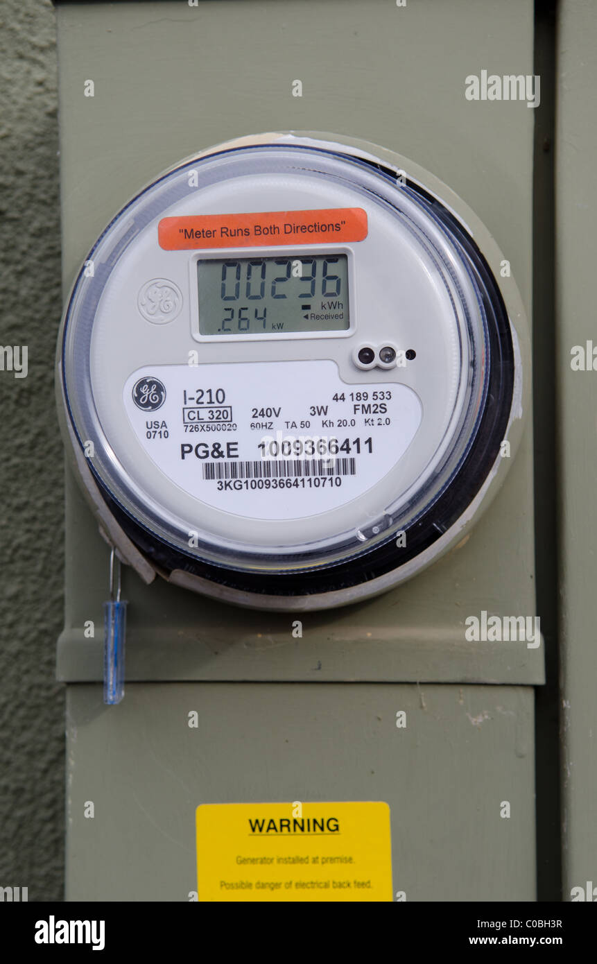 GE power meter per l'uso con un residenziale generatore di energia solare sistema misura l'energia elettrica utilizzata e la quantità generata Foto Stock