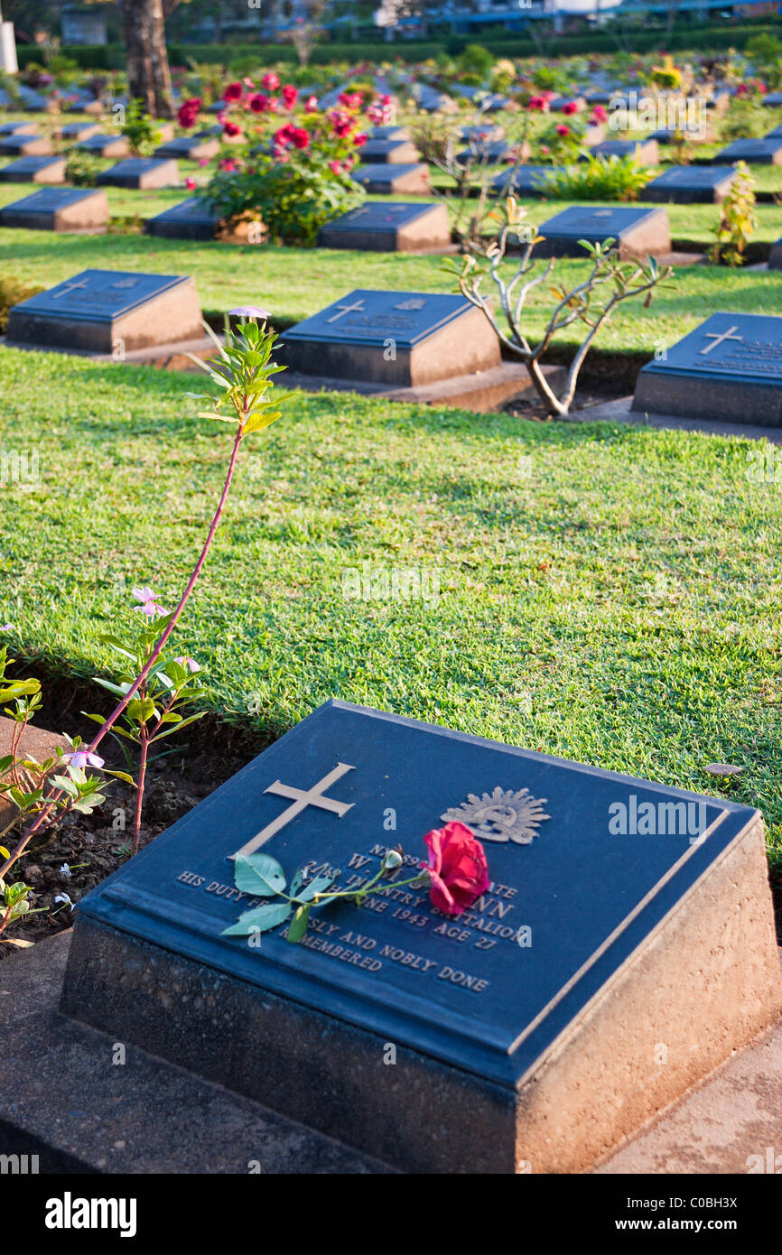 Tombe a Allied Cimitero di Guerra, Kanchanaburi Thailandia Foto Stock