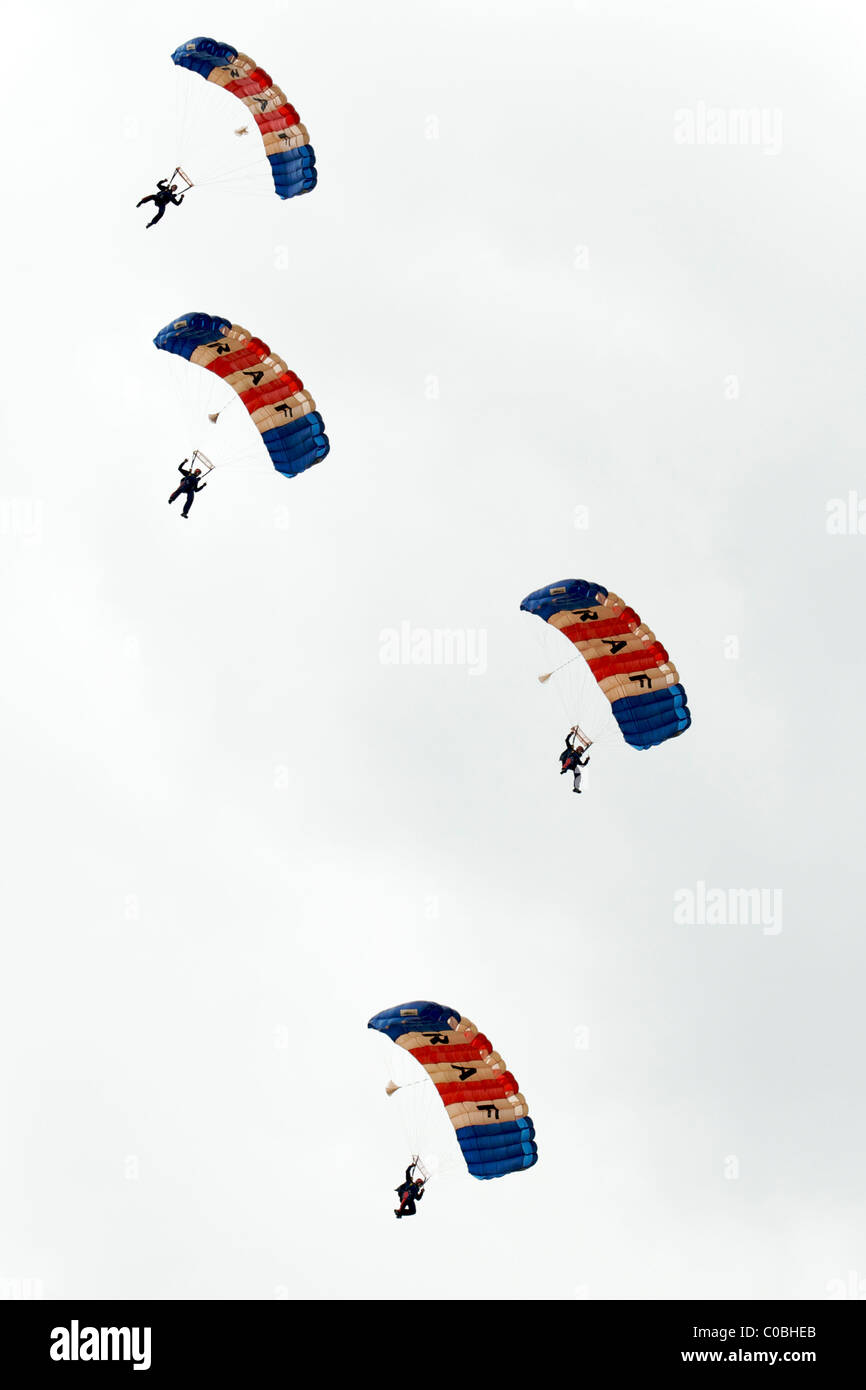 La British Royal Air Force paracadute team di visualizzazione eseguire a Cosford Air Show 2010 Foto Stock