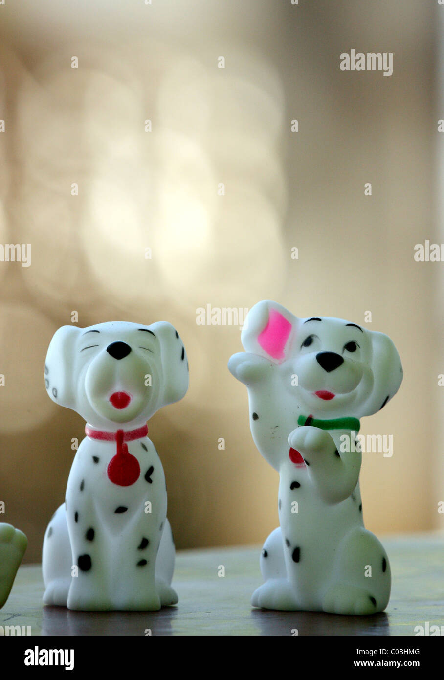 2 cane bianco giocattoli esposti per la vendita in un negozio Foto Stock
