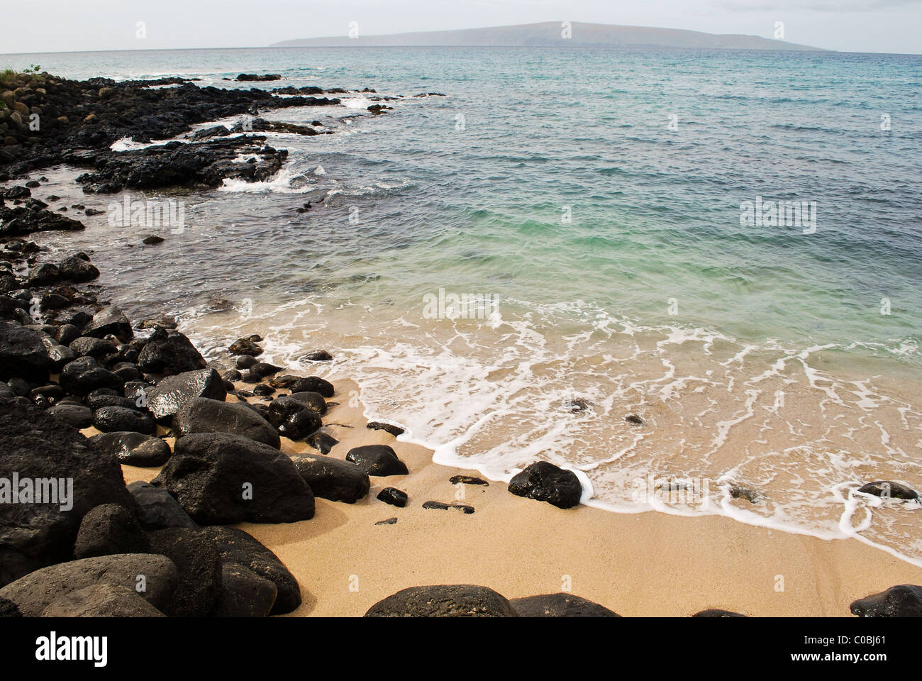 Caletta rocciosa. Nascosto spiaggia hawaiana alcova. Foto Stock