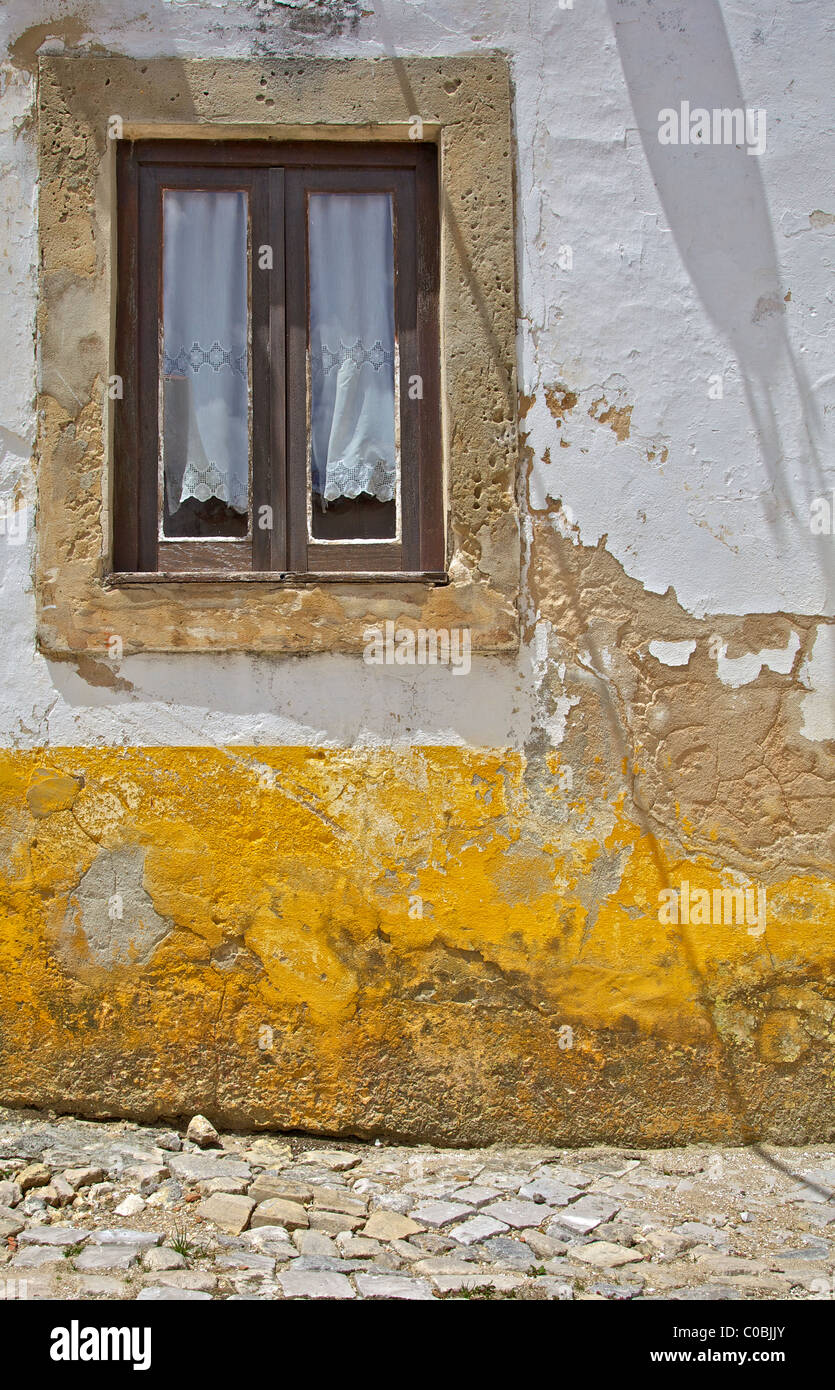 Brown legno rustico finestra su un intonaco dipinto di bianco parete del  borgo medievale di Obidos Foto stock - Alamy
