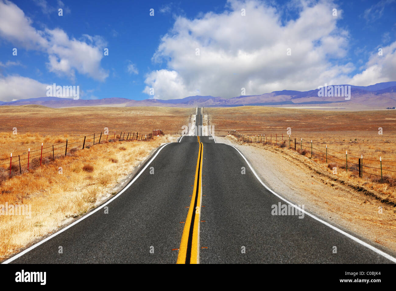 Eccellente in autostrada in California. Steppa e nuvole Foto Stock