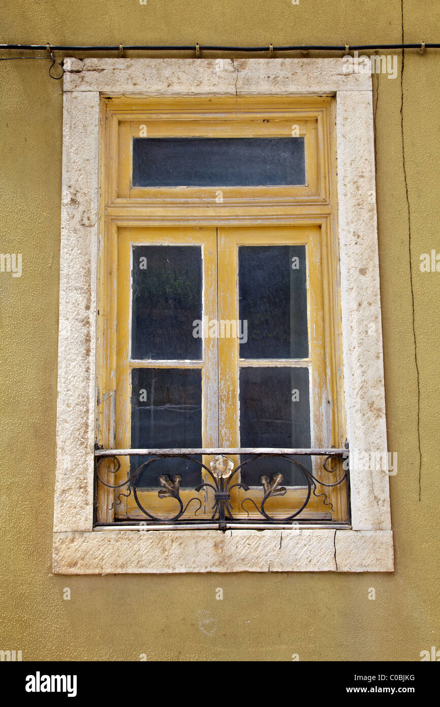 Legno di colore giallo nella finestra spiovente del Vecchio Mondo Europa Foto Stock