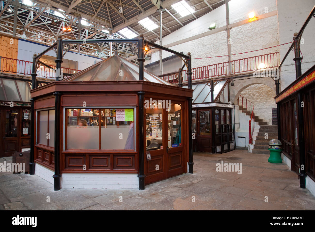 Casa mercato; St Austell; Cornovaglia; interno che mostra i negozi Foto Stock