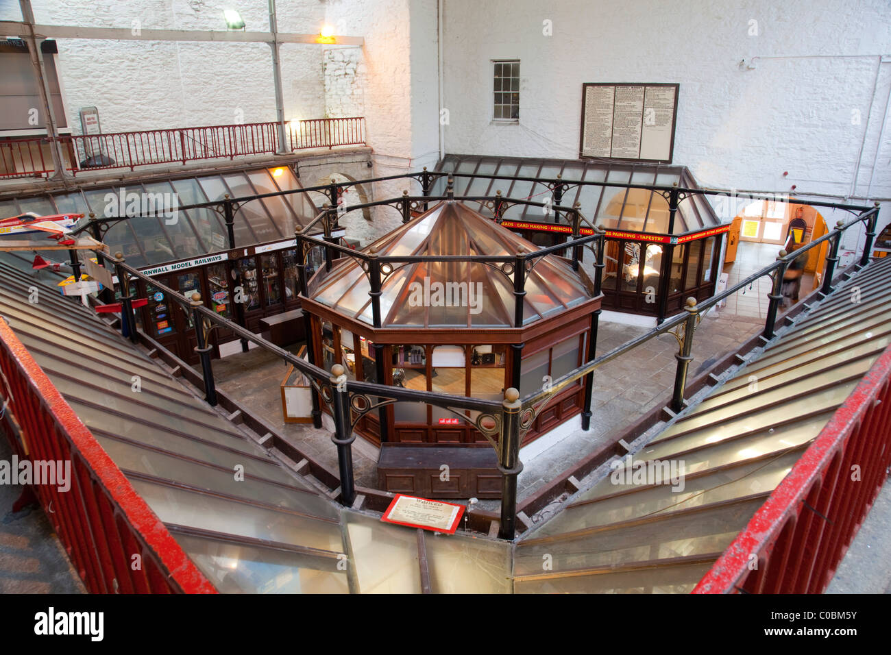 Casa mercato; St Austell; Cornovaglia; interno mostra il balcone e negozi Foto Stock