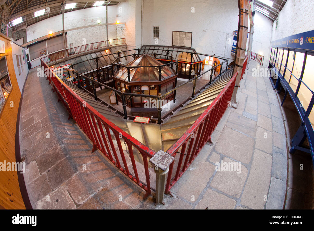 Casa mercato; St Austell; Cornovaglia; interno mostra il balcone e negozi Foto Stock