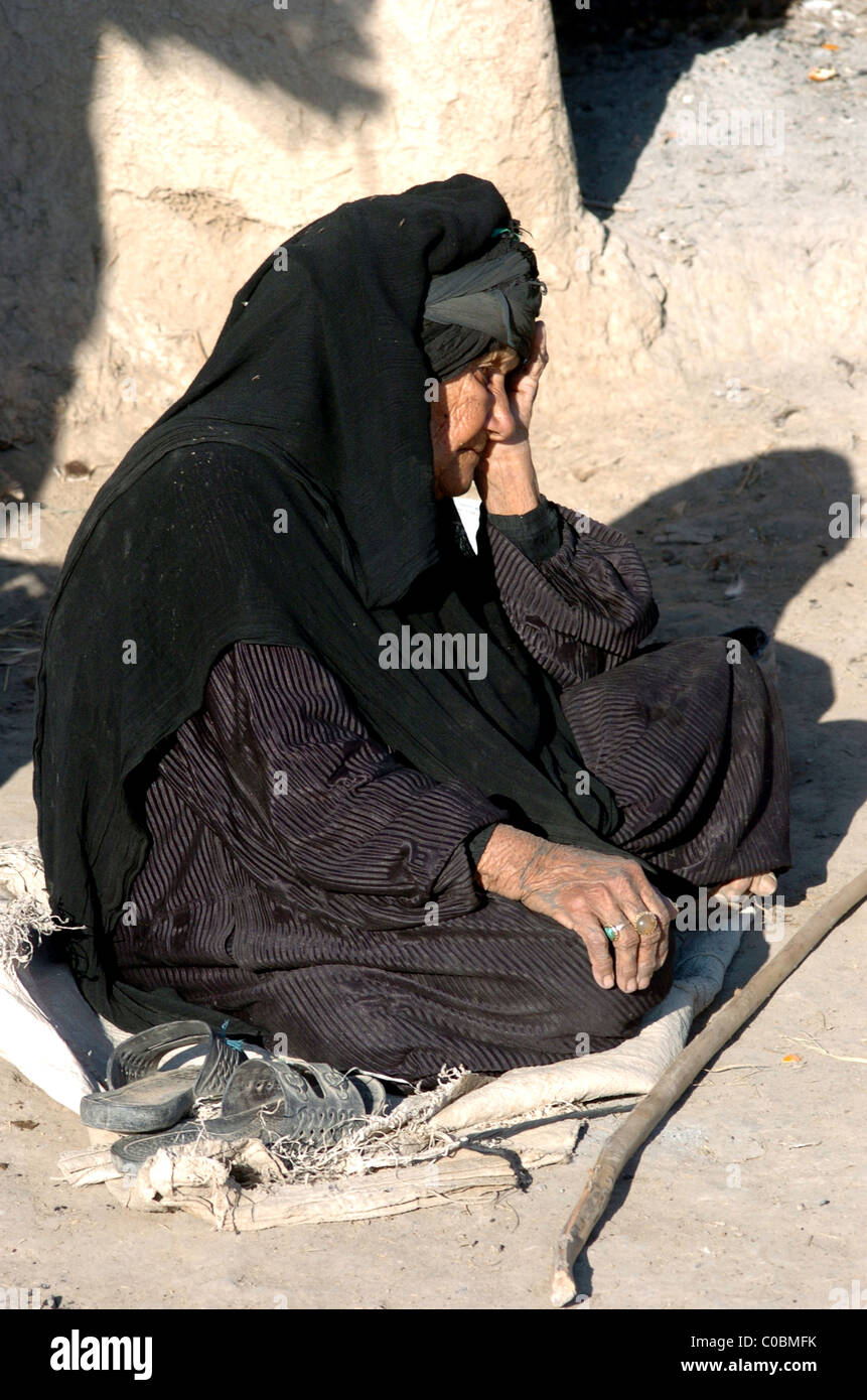 Una donna in Iraq indistress quando un esercito britannico patrol cerca qui village per armi Foto Stock