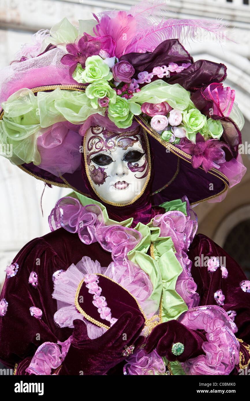 Persona in costume di carnevale di Venezia Foto Stock