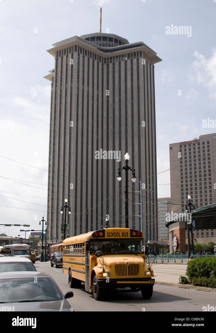 Edificio alto e giallo scuola bus su Canal Street, New Orleans Foto Stock