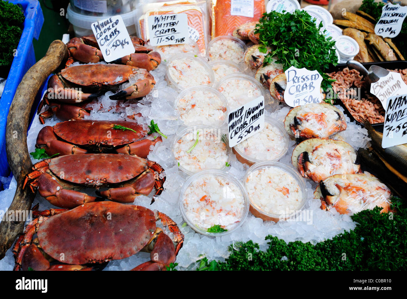 Tutto granchi, polpa di granchio e vestito di granchi su un pescivendolo stallo, Borough Market, Southwark, Londra, Inghilterra, Regno Unito Foto Stock