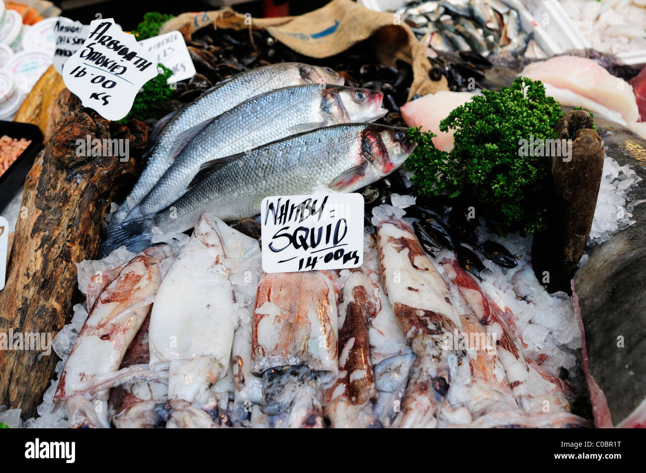 Pescivendolo stallo con calamari Whitby, Borough Market, Southwark, Londra, Inghilterra, Regno Unito Foto Stock