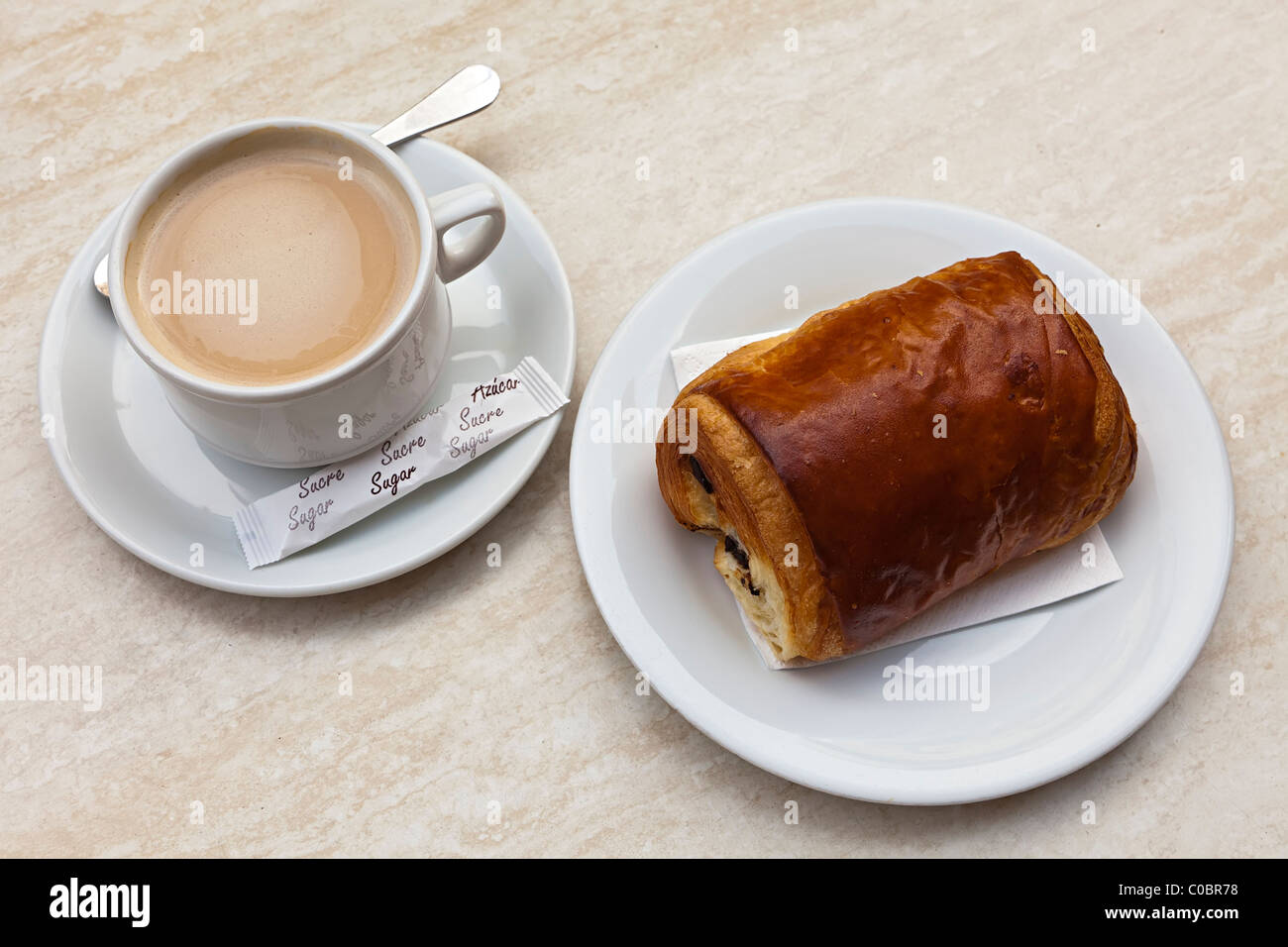 Pain au chocolat e caffè prima colazione in caffetteria Andorra Foto Stock