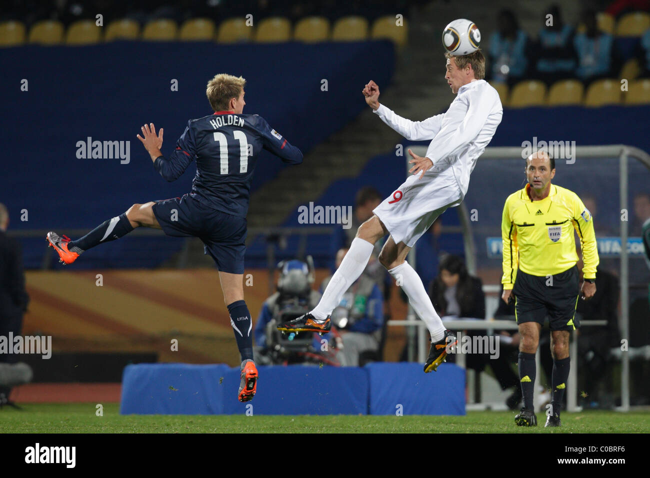 Peter Crouch dell'Inghilterra (9) capi la sfera contro Stuart Holden degli Stati Uniti (11) durante una 2010 Coppa del Mondo FIFA Group C match. Foto Stock Peter Crouch dell'Inghilterra (9) capi la sfera contro Stuart Holden degli Stati Uniti (11) durante una 2010 Coppa del Mondo FIFA Group C match. Foto Stock