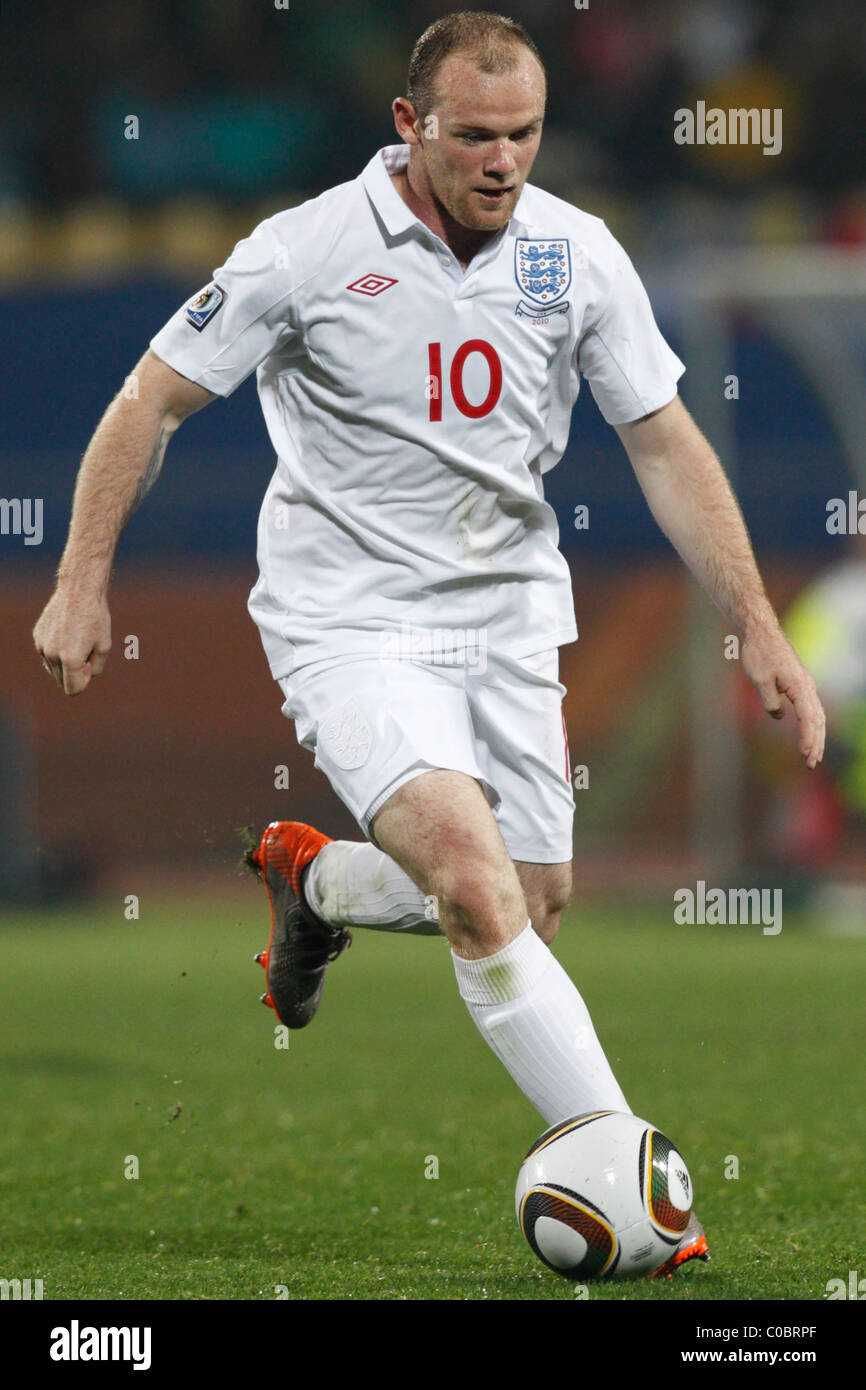 Wayne Rooney di Inghilterra comanda la sfera contro gli Stati Uniti durante la Coppa del Mondo FIFA 2010 gruppo C corrispondono a giugno 12, 2010. Foto Stock
