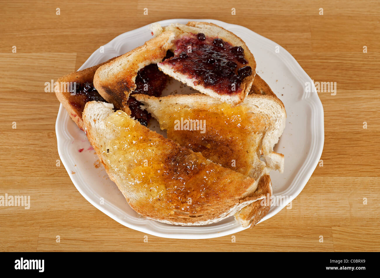 Uneaten fette di pane tostato e marmellata Foto Stock