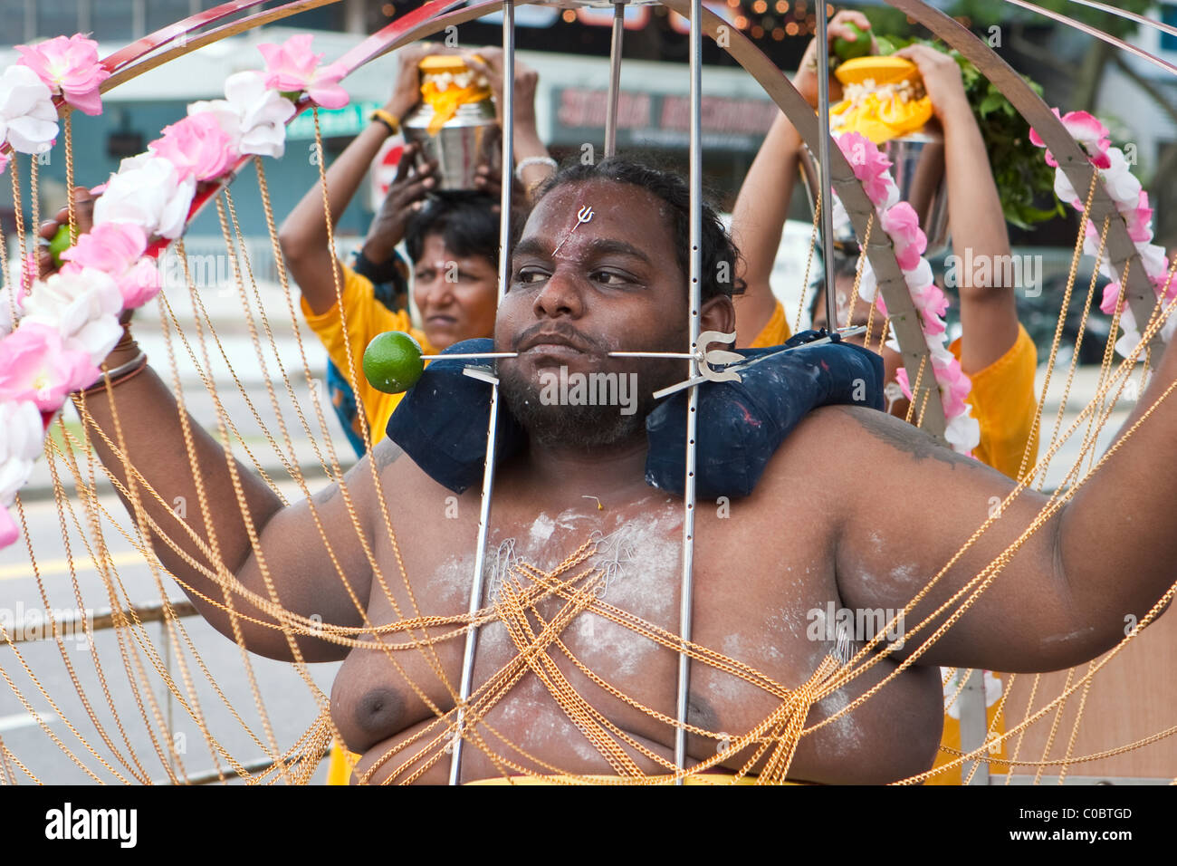 Thaipusam festival indù a Singapore dove le persone mostrano la loro fede mediante la perforazione dei loro corpi con ganci e picchi di corrente Foto Stock