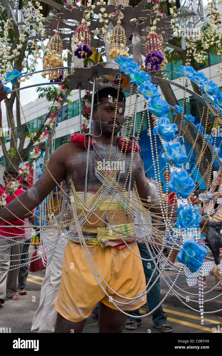 Thaipusam festival indù a Singapore dove le persone mostrano la loro fede mediante la perforazione dei loro corpi con ganci e picchi di corrente Foto Stock