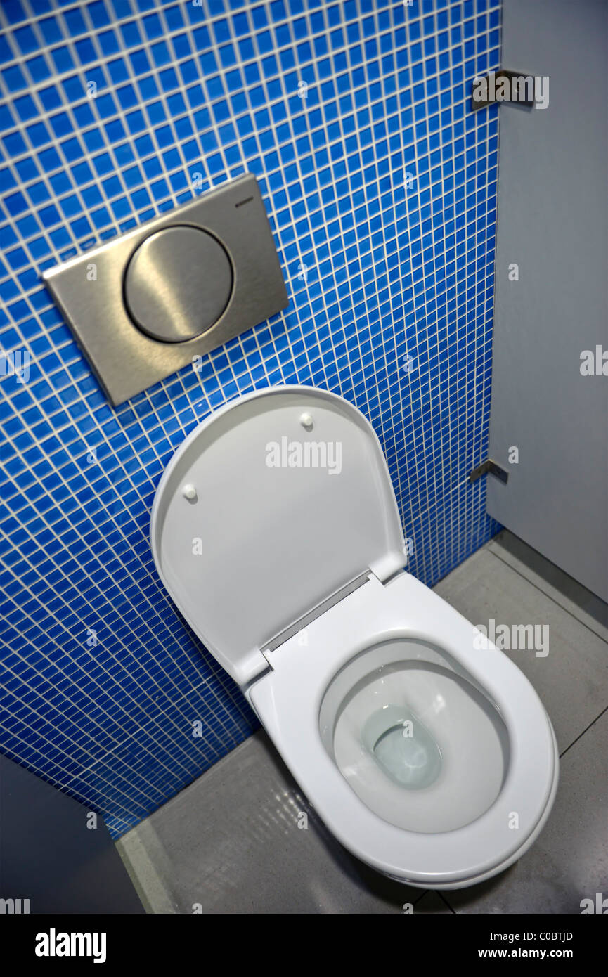 Servizi igienici in una toilette pubblica visto dal di sopra Foto Stock