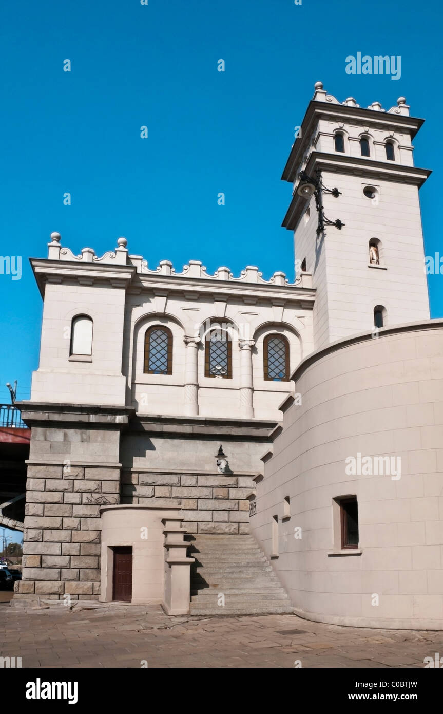 Neo-rinascimentale ristrutturato torre sul ponte Poniatowski, Varsavia Ṡròdmieście distretto, Polonia, Europa UE Foto Stock