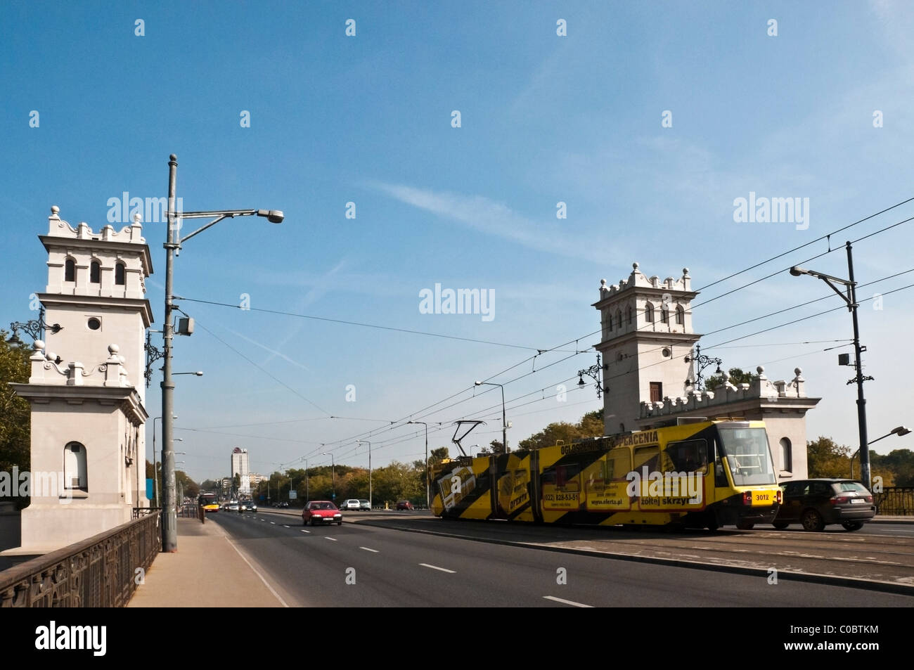 Neo-rinascimentale torri rinnovato, giallo Tram e automobili sul ponte Poniatowski, Varsavia Ṡròdmieście distretto, Polonia, Europa UE Foto Stock