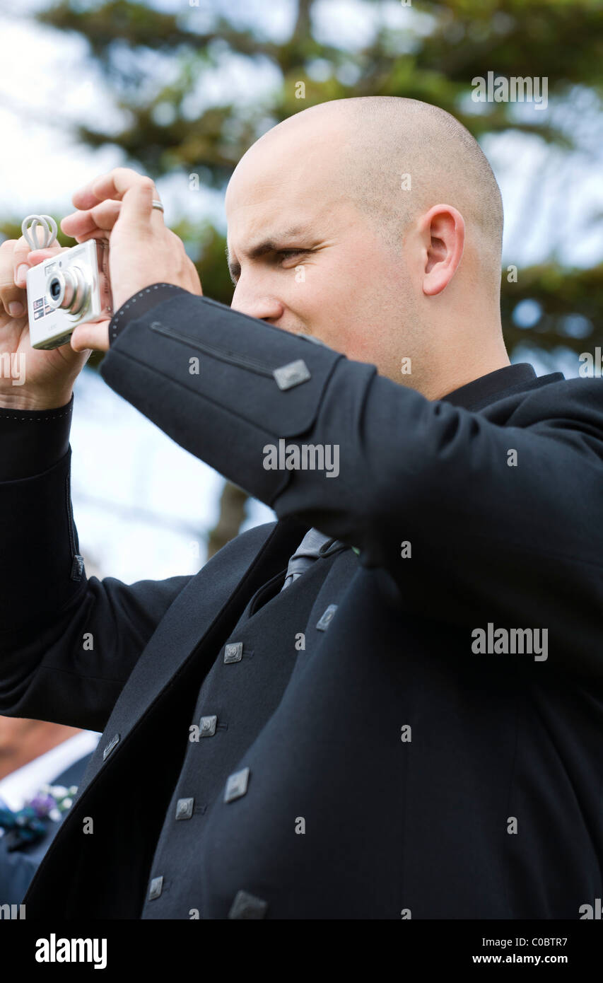 Messa a fuoco selettiva IMMAGINE DI UN SCOZZESE GROOM per scattare delle foto al suo matrimonio Foto Stock