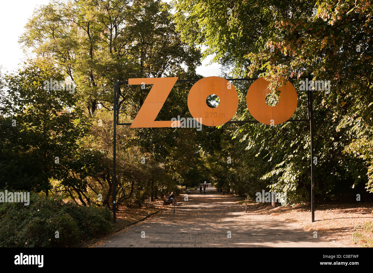 Lo Zoo di Varsavia percorso pubblico attraverso Praski, parco di Praga, Praga Nord, Polonia, Europa UE Foto Stock