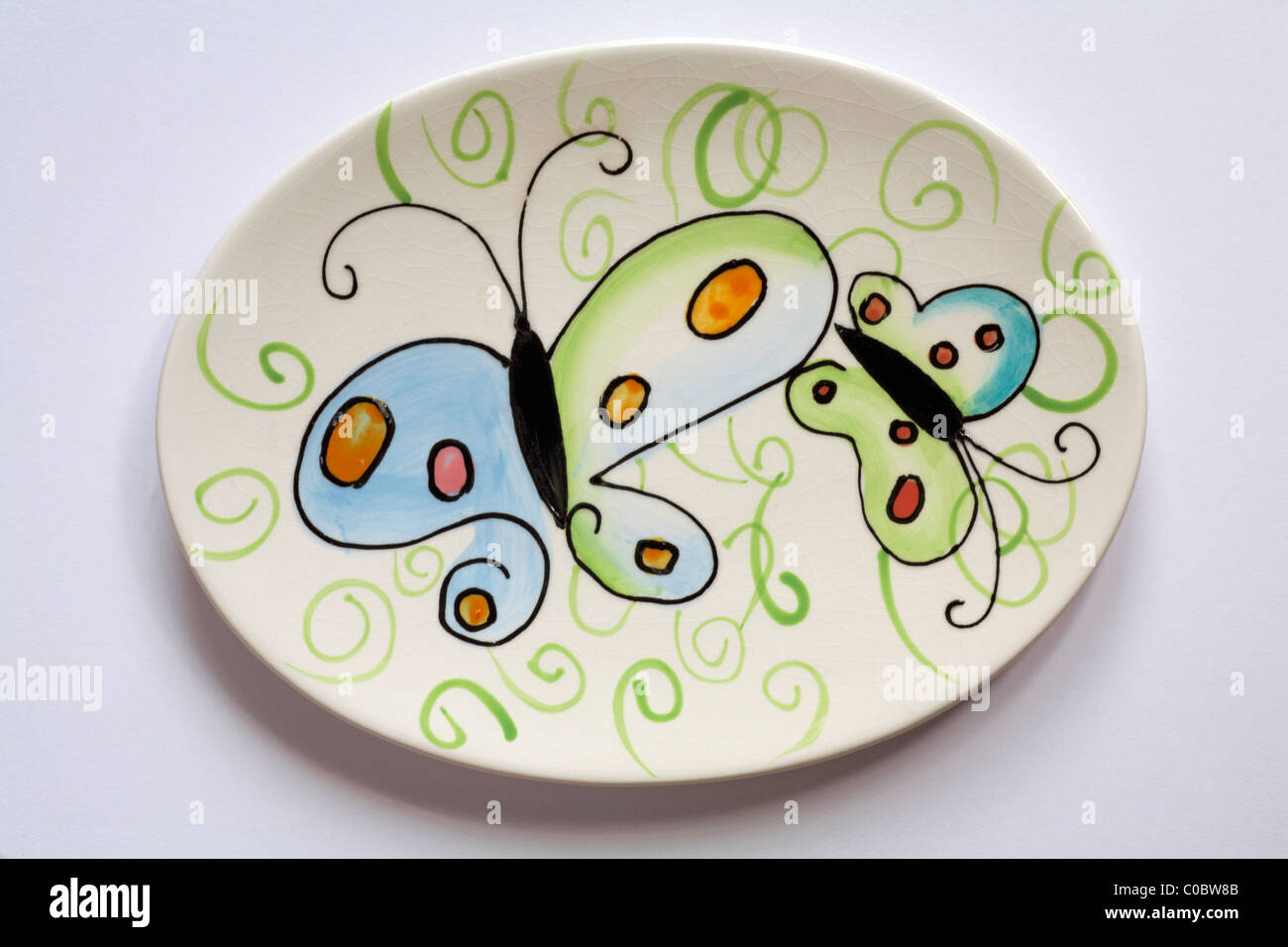 Decorativa piastra ovale con farfalle dipinte su isolati su sfondo bianco Foto Stock