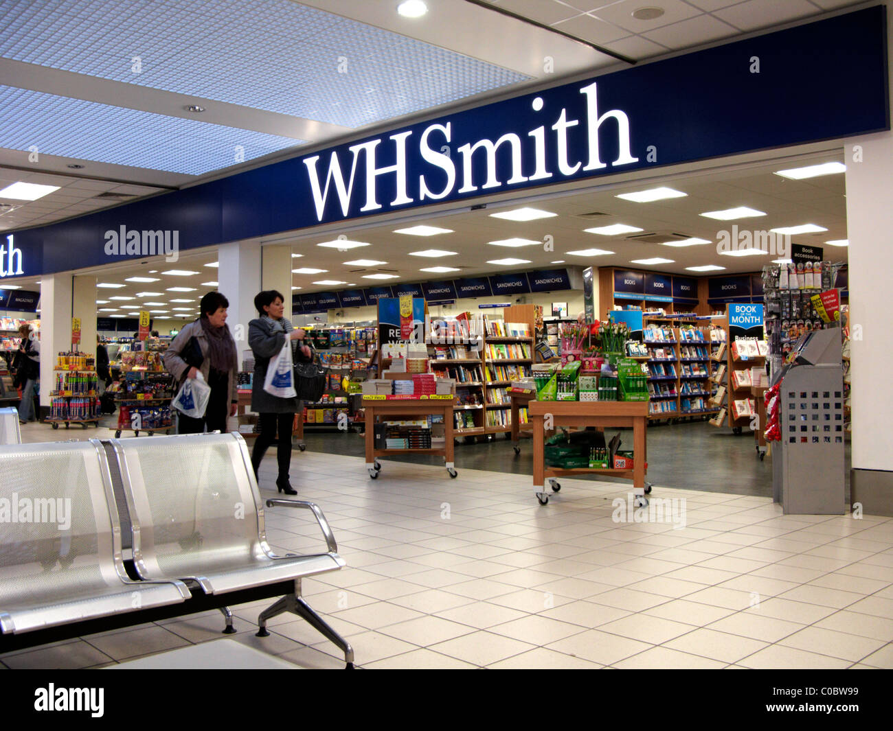 WH Smith edicola negozio presso l'Aeroporto Internazionale di Belfast Irlanda del Nord Foto Stock