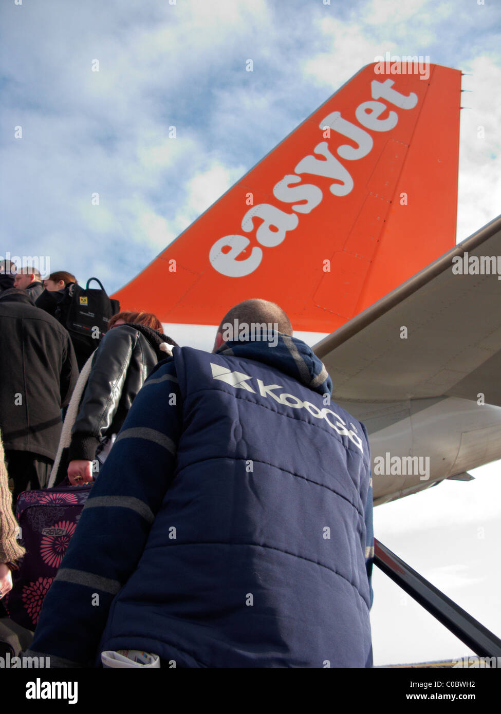 I passeggeri di salire a bordo posteriore passaggi aerei di easyjet a319 aerei Airbus a Belfast International Airport Foto Stock