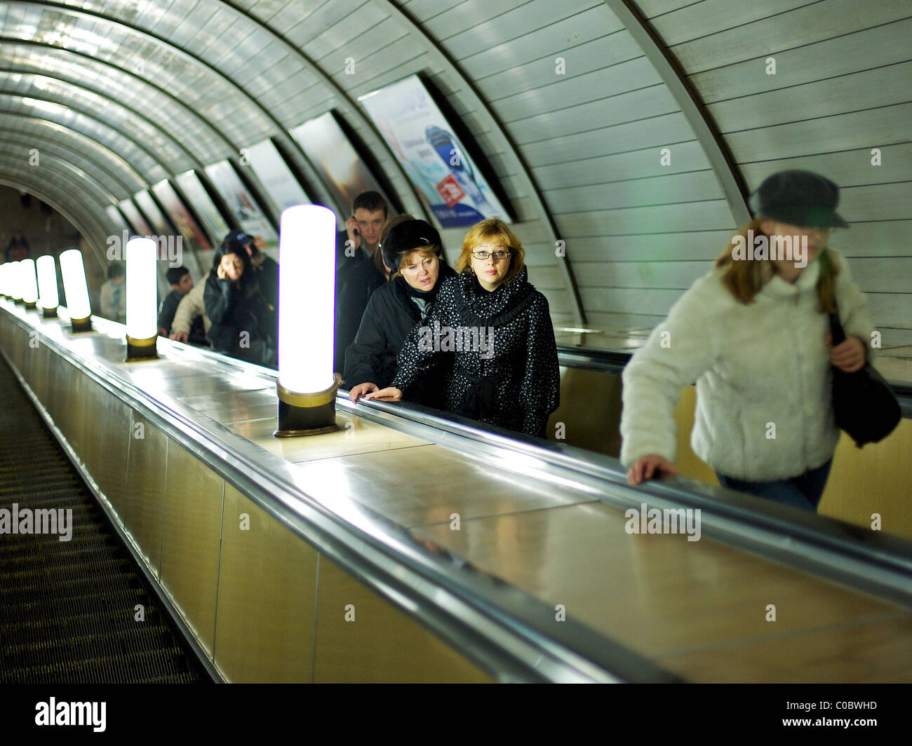 Moscoviti su Mosca metro escalator, Mosca, Russia Foto Stock