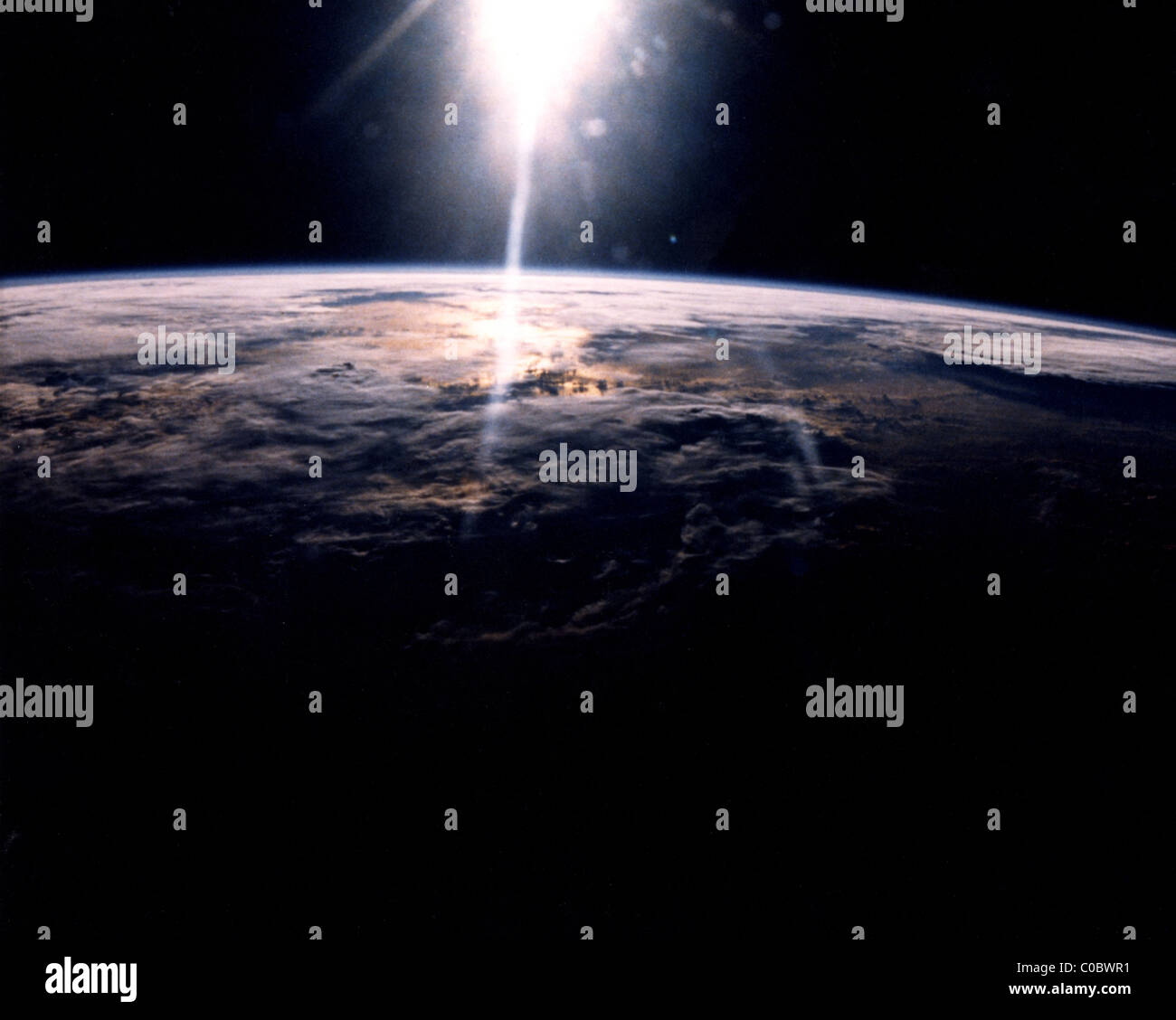 Luce solare su una nuvola coperti di superficie di messa a terra Foto Stock