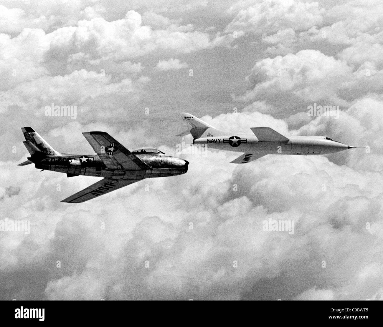 Razzo in volo con F-86 Chase piano. Foto Stock