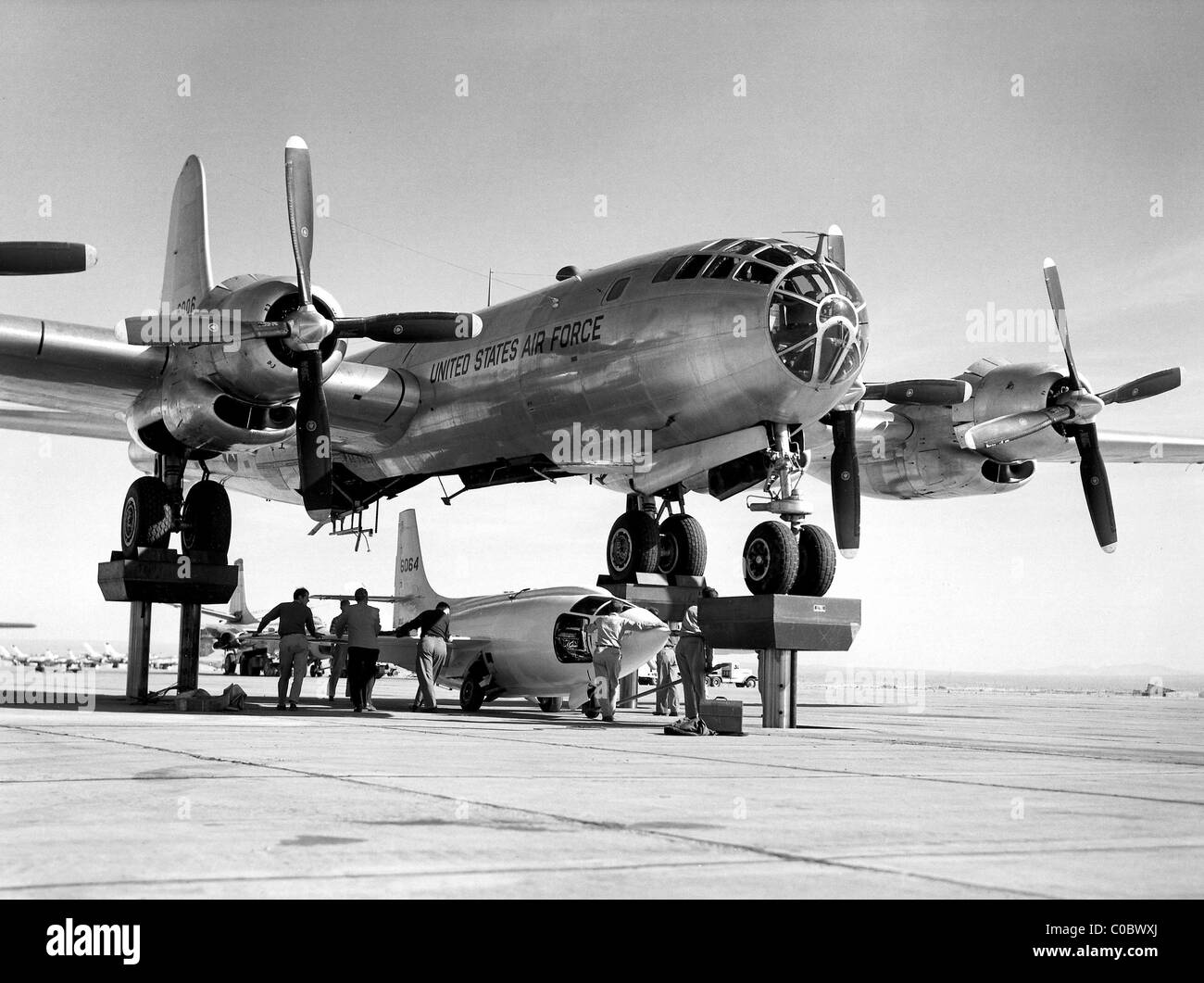 Il terzo X-1, X-1-3 è accoppiata con la EB-50A a Edwards AFB, California. Foto Stock