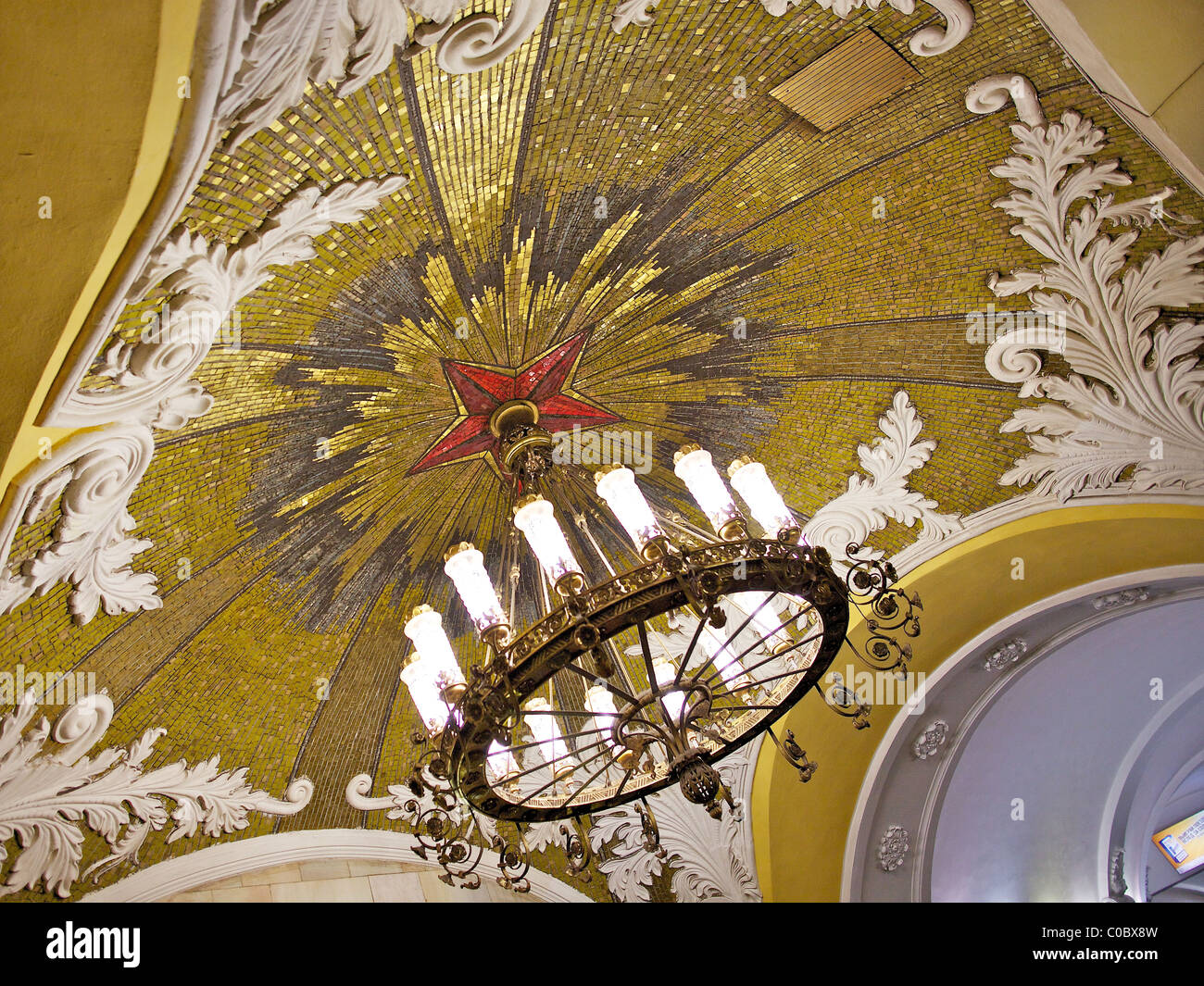 Soffitto dorato mosaico a Mosca la stazione della metropolitana di Mosca, Russia Foto Stock