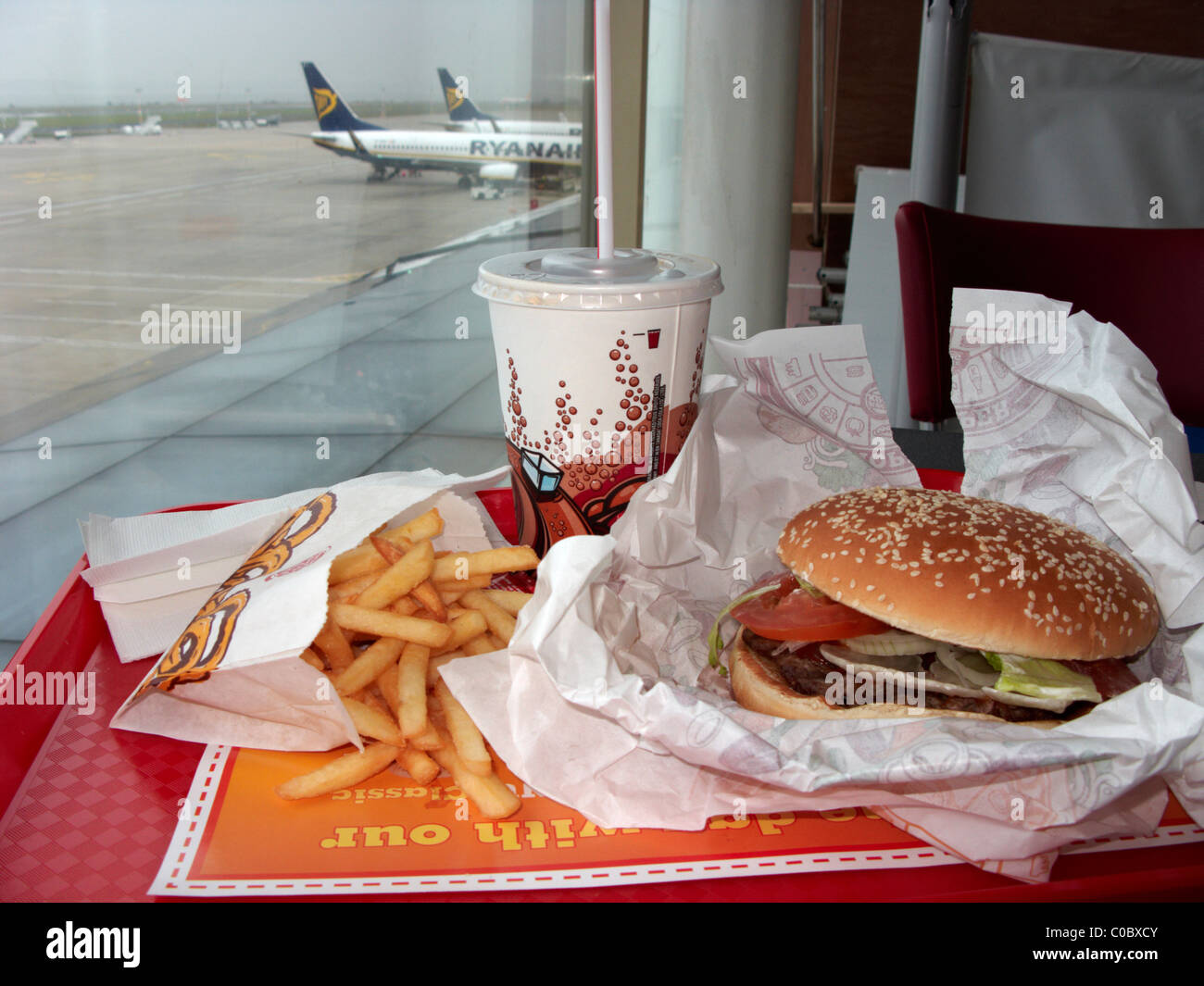 Burger King Whopper pasto presso l'aeroporto John Lennon di Liverpool Merseyside Regno Unito Foto Stock