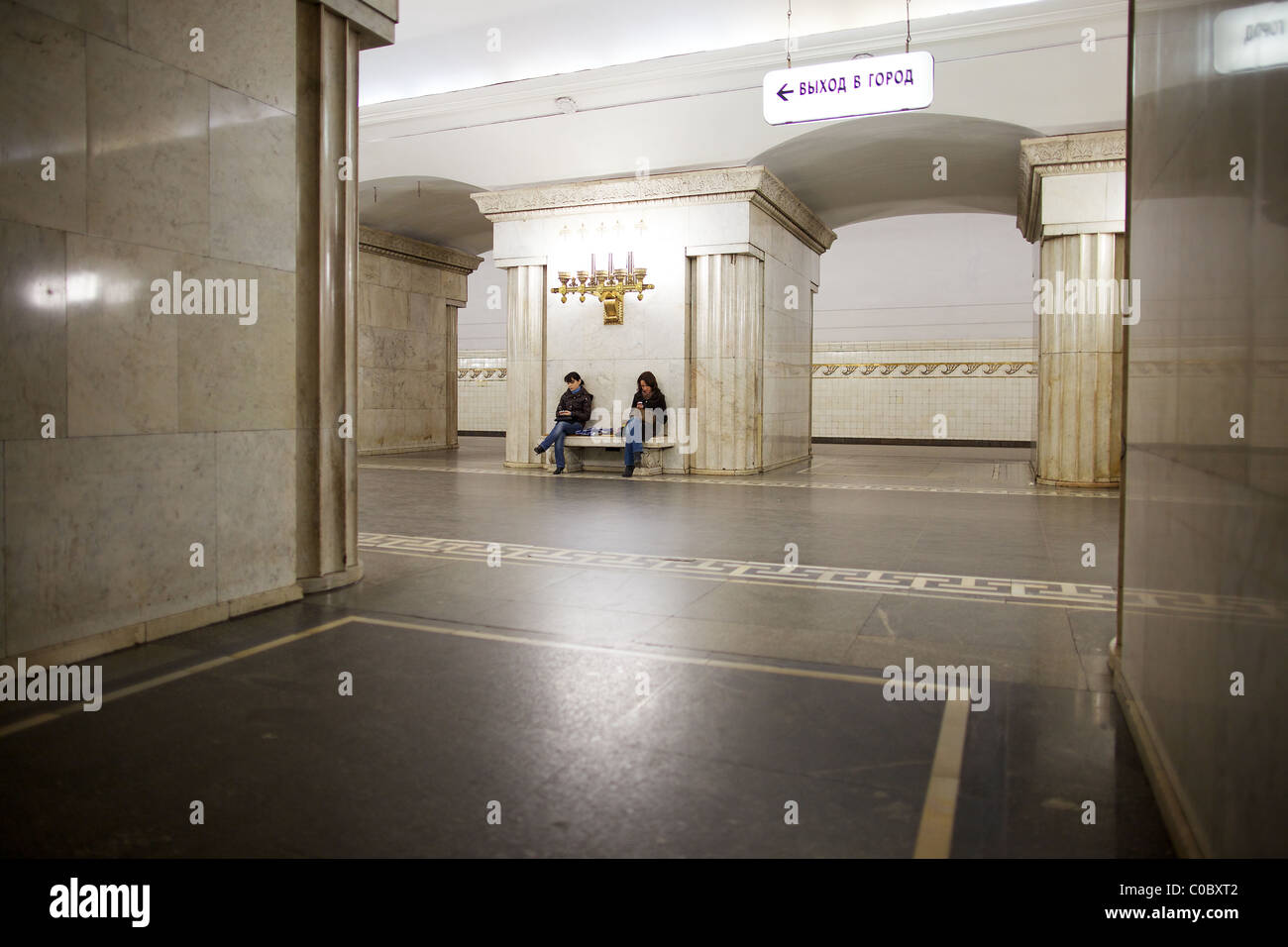 Due donne moscovita attendere in una mosca deserta la stazione della metropolitana di Mosca, Russia Foto Stock