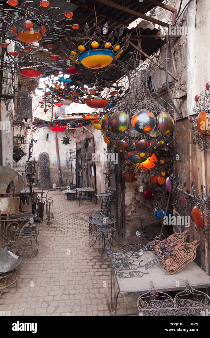 Nel labirinto dietro souk della medina di Marrakech sono i workshop. Questo è dove fanno il ferro battuto luci Ian McEwen Foto Stock