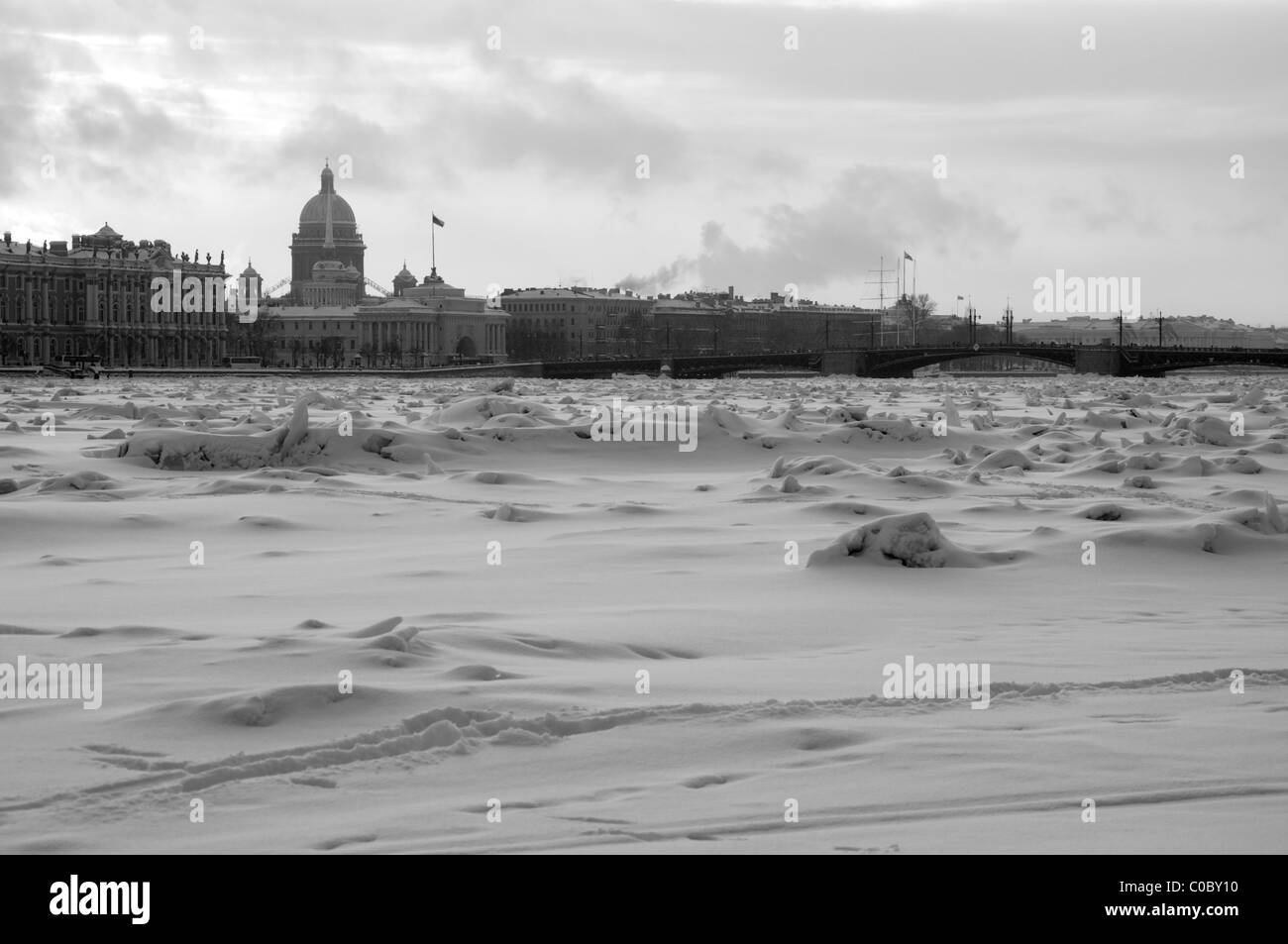 Una vista della città di San Pietroburgo che attraversavano la congelati newa Foto Stock