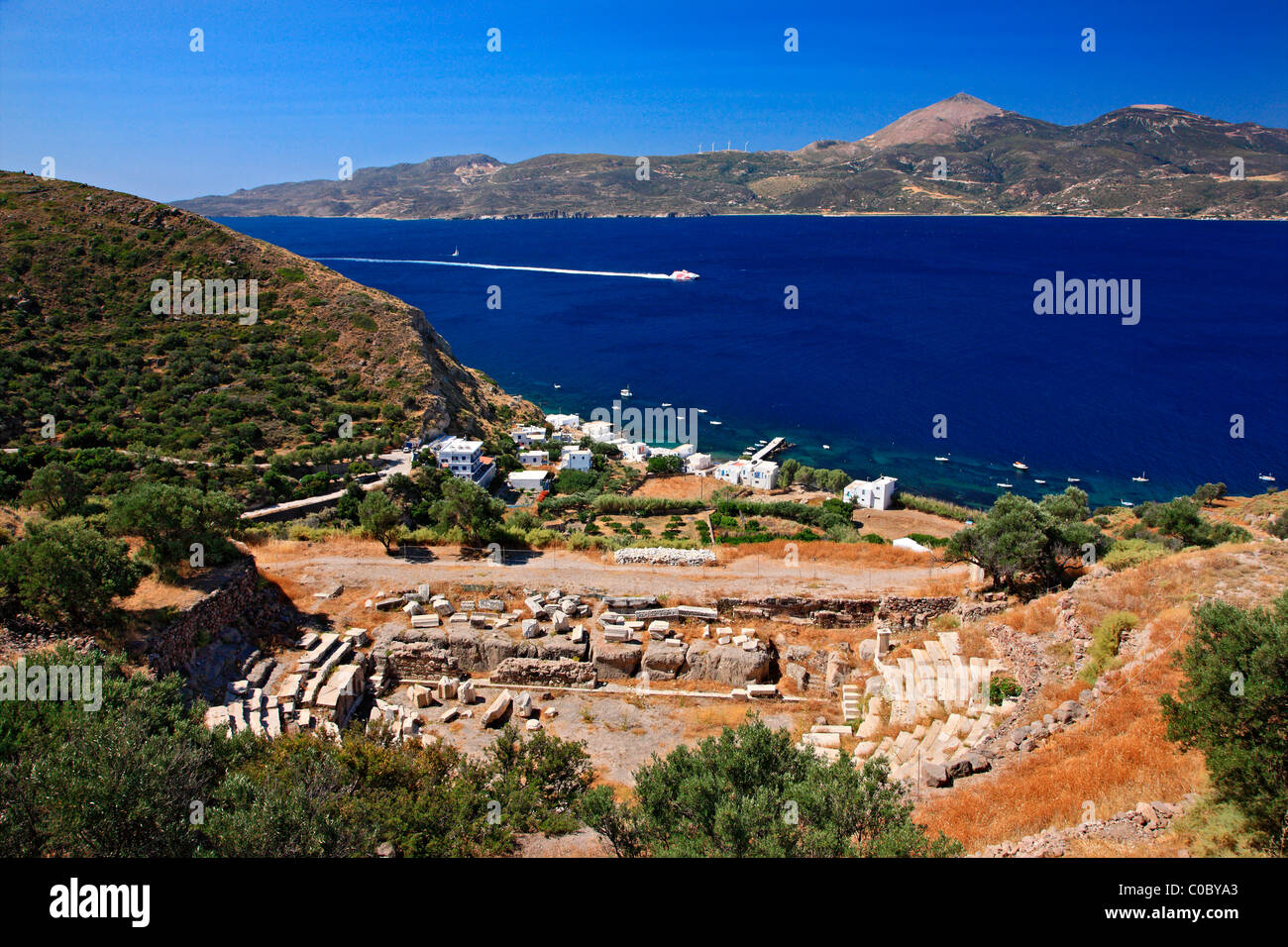 Il teatro antico di isola di Milos, proprio sopra il villaggio Klima, Cicladi Grecia Foto Stock