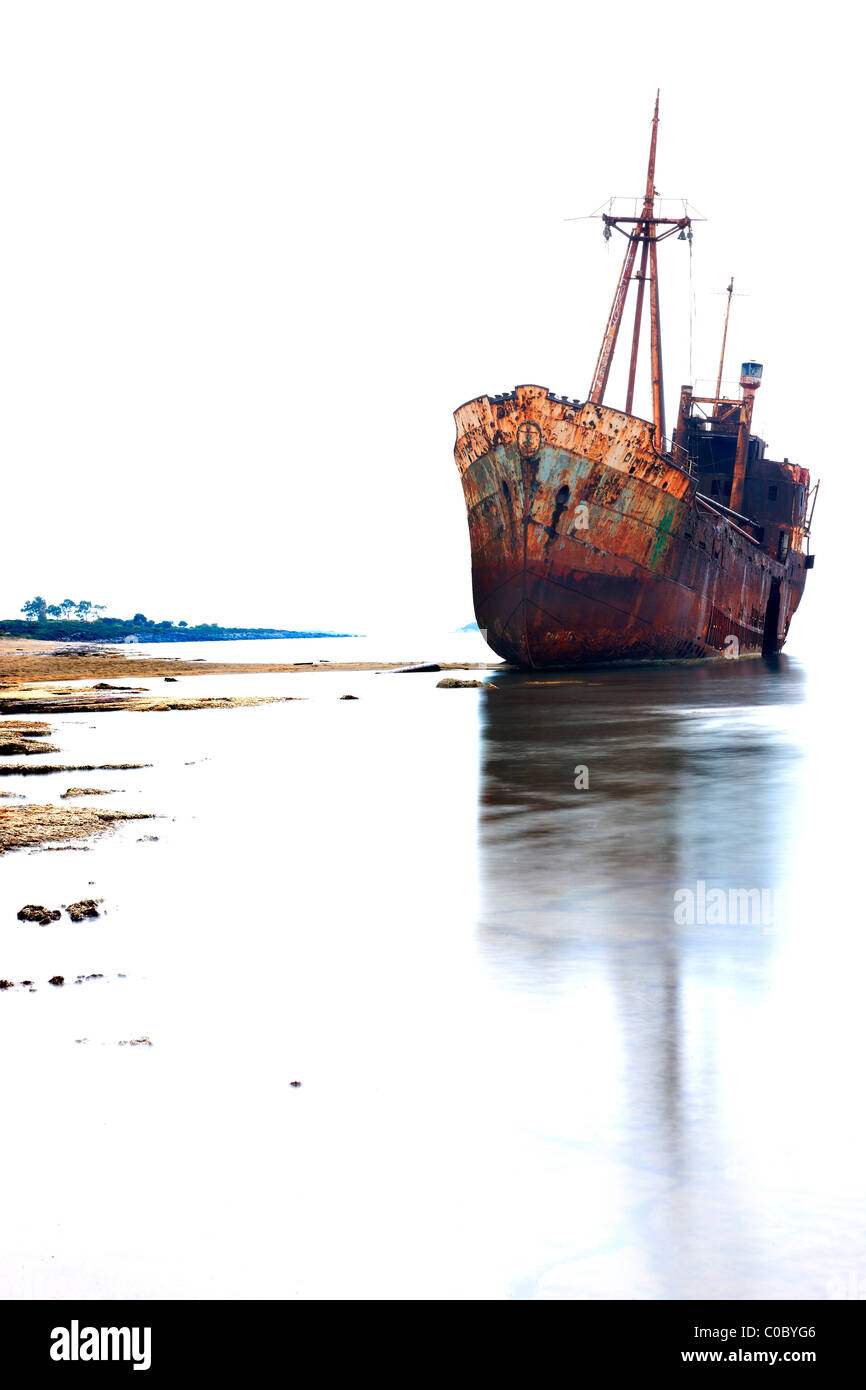Il "Dimitrios' naufragio in Glyfada (noto anche come "Valtaki') spiaggia, vicino alla città di Gytheio, Mani, Laconia, Grecia. Foto Stock