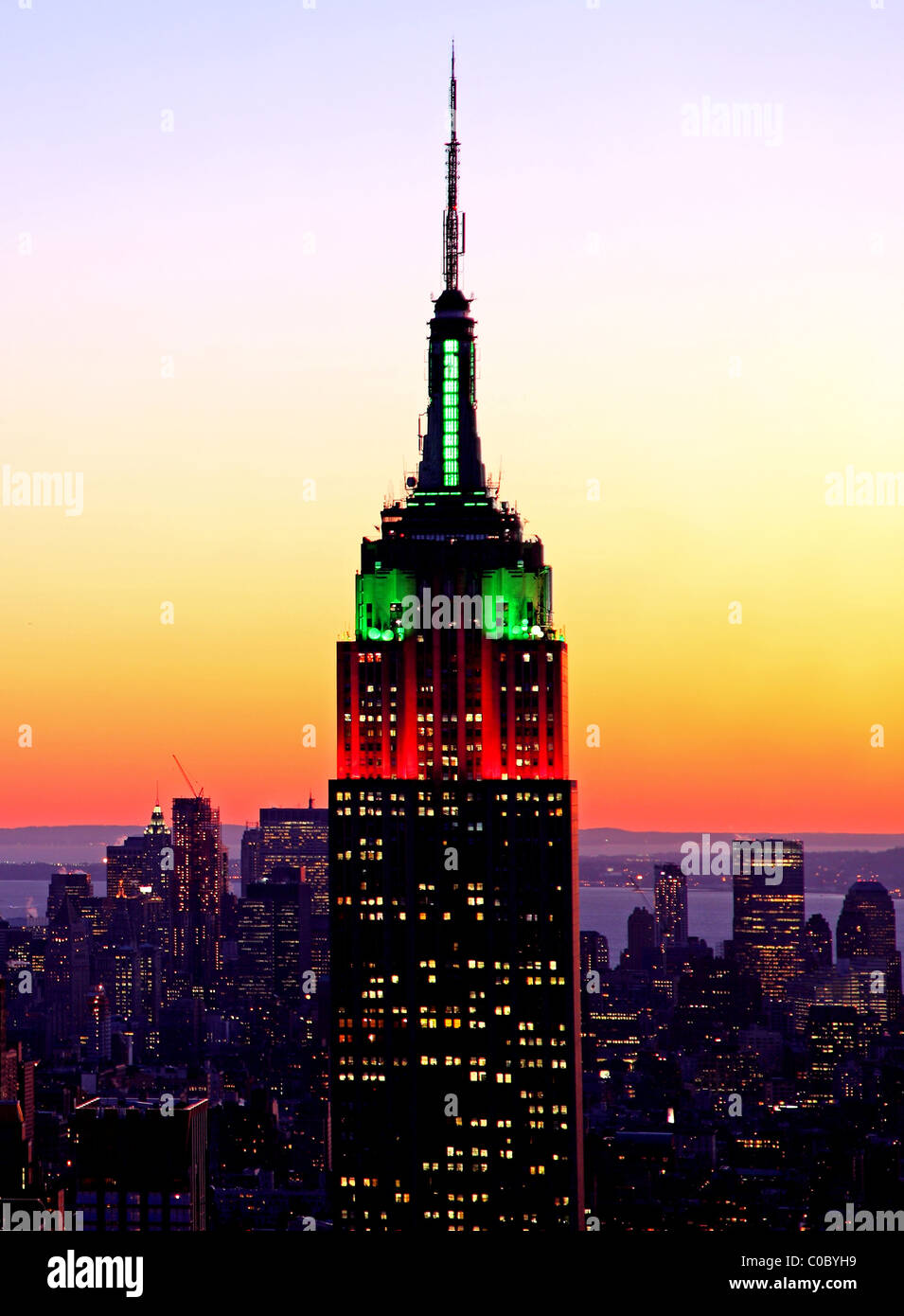 Empire State Building di New York illuminata a Natale colori Foto stock -  Alamy