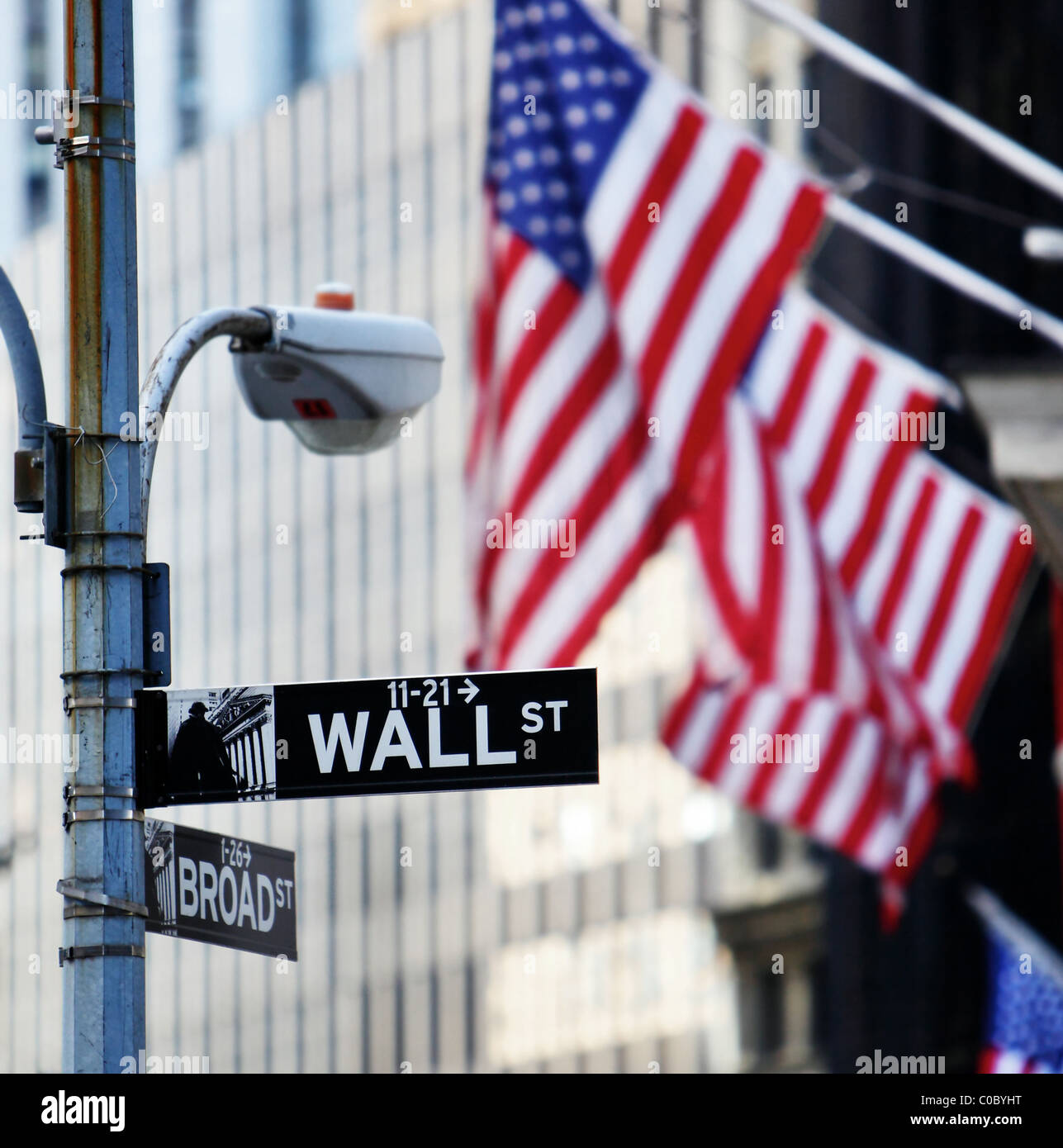 Wall street sign in New York con il New York Stock Exchange sfondo Foto Stock