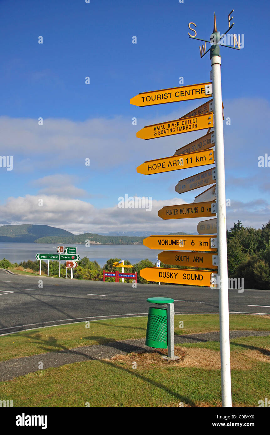 Sign posti dal lago Manapouri, Southland, Isola del Sud, Nuova Zelanda Foto Stock