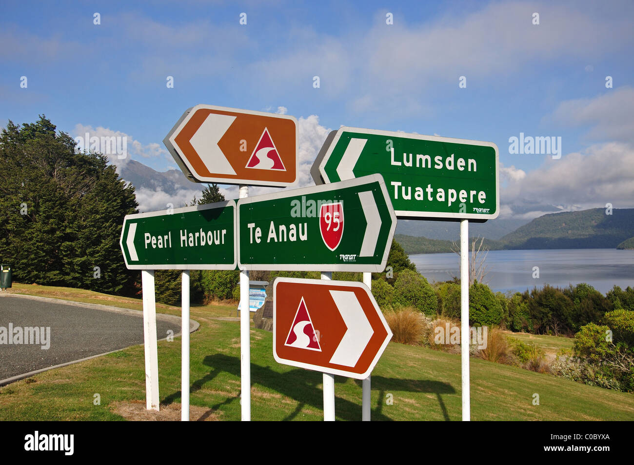 Sign posti dal lago Manapouri, Southland, Isola del Sud, Nuova Zelanda Foto Stock