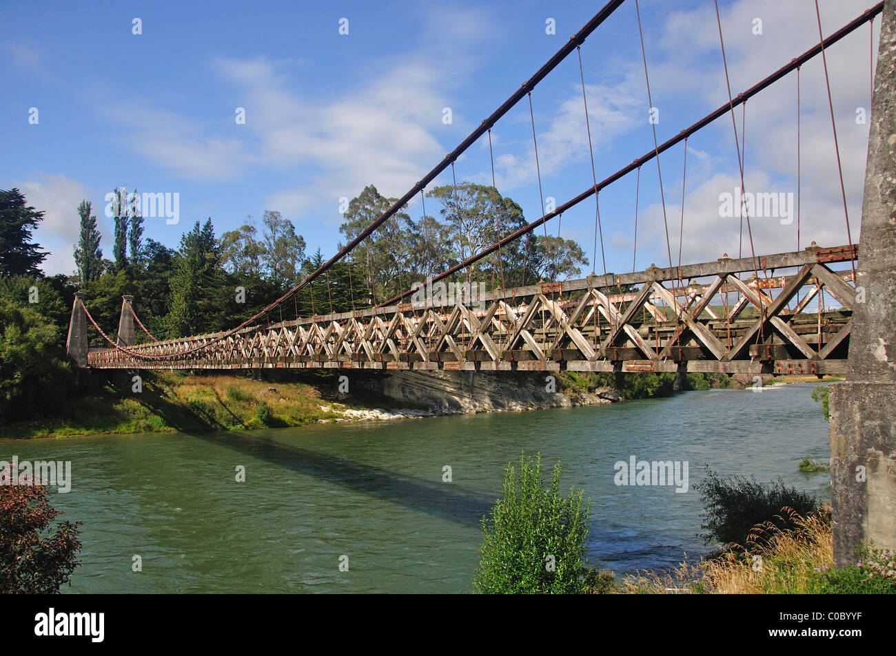 Lo storico ponte sospeso di Clifden sul fiume Waiau, Clifden, Southland, South Island, nuova Zelanda Foto Stock