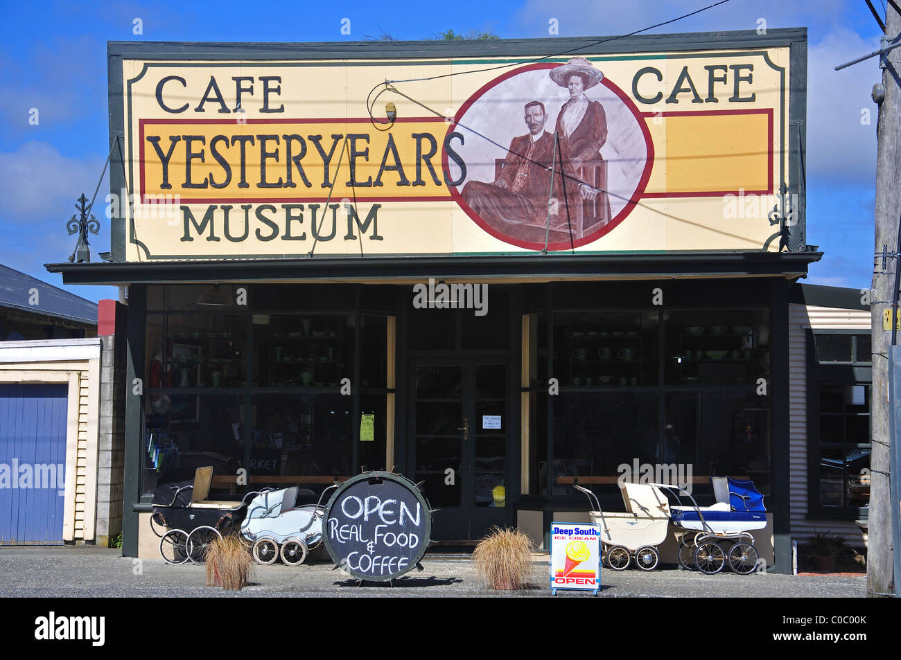 Ieri Museum Cafè Orawia Rd, Tuatapere, Southland, Isola del Sud, Nuova Zelanda Foto Stock