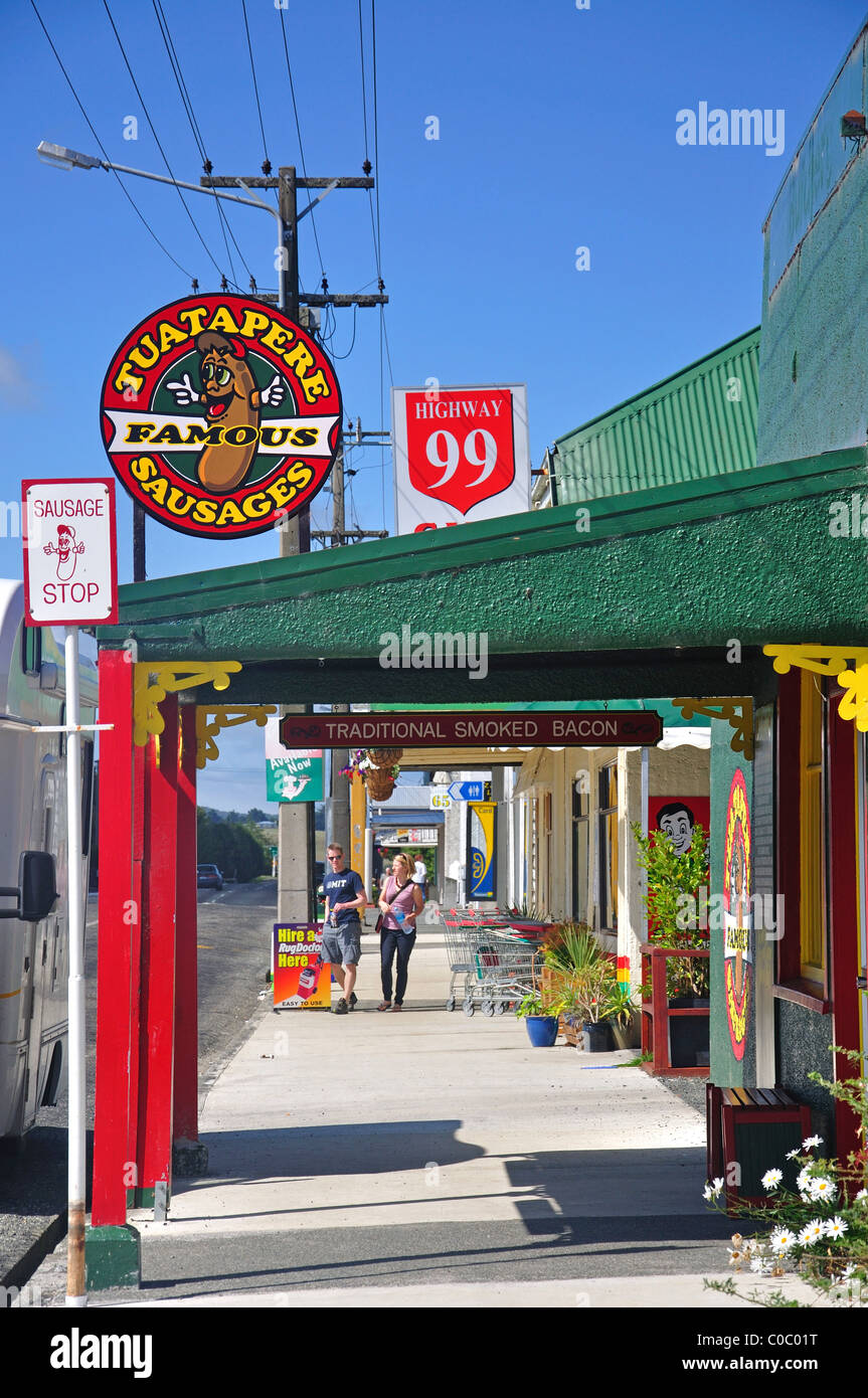 La famosa salsiccia Tuatapere Shop", Main Street, Tuatapere, Southland, Isola del Sud, Nuova Zelanda Foto Stock