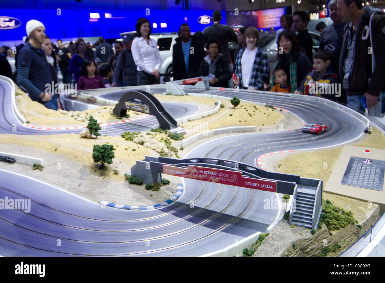 Kid playing Electric Car racing game Foto Stock